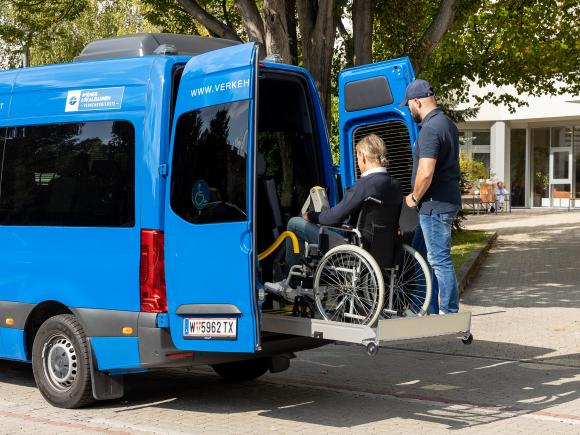 Kleinbus mit Rollstuhllift